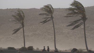 Бурята "Тереза" удари Канарските острови с проливни дъждове и силен вятър