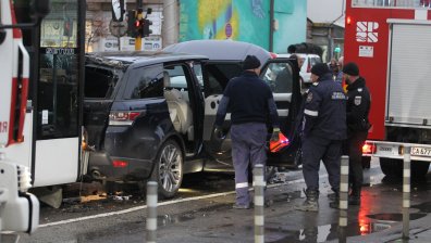 След преследване с над 150 км/ч &ndash; трима ранени и 20 пометени коли