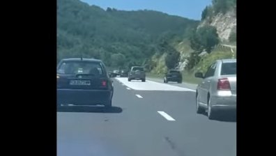 От аварийната лента в крайна лява: Заснеха опасен шофьор на магистрала "Тракия" (+ВИДЕО)
