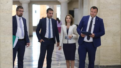 "Възраждане" се регистрира в ЦИК за изборите на 27 октомври (СНИМКИ)
