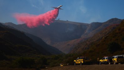 Калифорния е в плен на пожари, вятърът разгаря пламъците