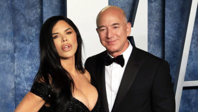 Джеф Безос и годеницата му кацнаха с хеликоптер на Седмицата на модата