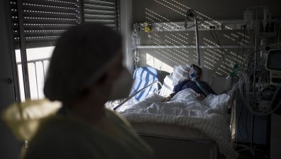 Франция бележи спад на разпространението на Ковид, облекчава мерките