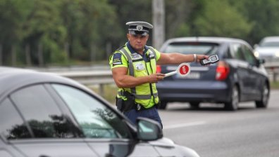 Верижна катастрофа блокира бул. "България" в София