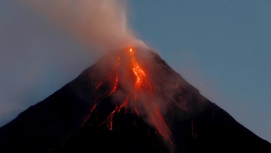 Вулкан в Индонезия изхвърли 3-километров стълб пепел