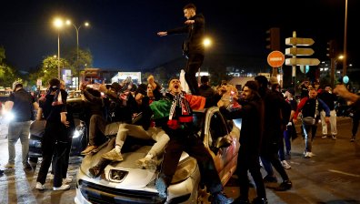 Фенове на ПСЖ вилняха в Париж, подпалиха коли и чупиха витрини