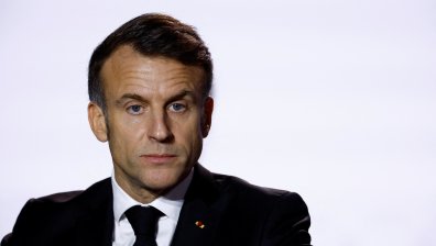 "Символът на Франция": Макрон се отправи към Лувъра след предупрежденията