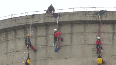Активисти на "Грийнпийс" окупираха охладителната кула на ТЕЦ "Марица 3"