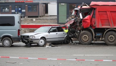 "Молех се камионът да не ме удари": Рязаха ламарини, за да вадят хора след верижния удар в София
