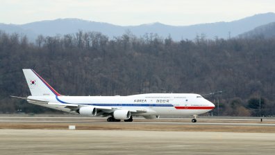 Бягащи от войната руснаци живеят от месеци на летището в Сеул, преживяват на хляб