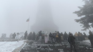 Хиляди българи изкачиха мразовита Шипка и отдадоха почит на опълченците