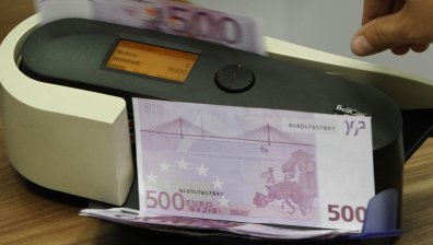 Финансов анализатор препоръча поетапно обръщане на левовете в евро