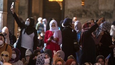 Жестоки убийства на жени в Турция - удушена, изгорена и залята с цимент студентка