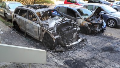 Запалиха коли пред входа на блок в столицата