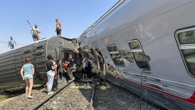 Опитват да освободят заклещените пътници в дерайлиралия влак в Русия
