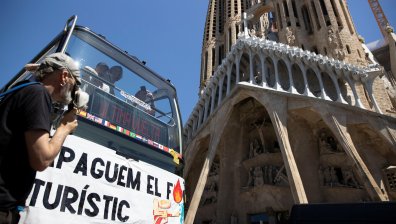 Барселона срещу свръхтуризма:​ Блокират автобуси и ги обстрелват с водни пистолети