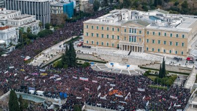 1 000 000 гърци протестираха по улиците, маскирани ги превърнаха в бойна арена