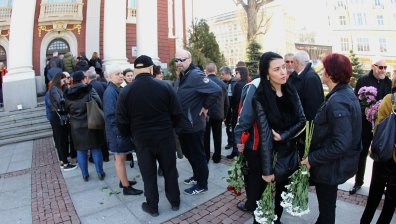 Десетки изпратиха с аплодисменти големия актьор бате Николай