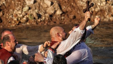 Силата на традициите: Мъже вадиха кръста от студените води в с. Зверино