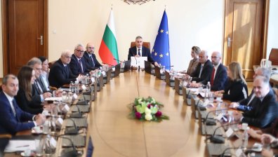Кабинетът на Андрей Гюров се събра на първо заседание (СНИМКИ)