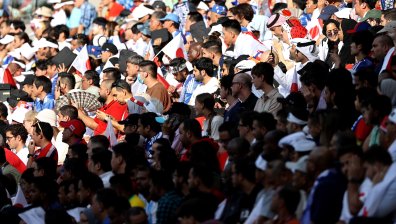 Китайската телевизия изрязва близките кадри на фенове без маски на Световното 