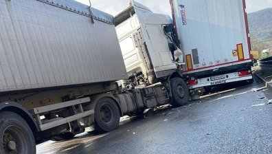 Три ТИР-а катастрофираха край Ботевград, десетки шофьори са в капан