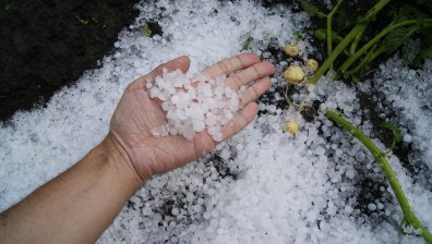 Огромни материални щети в Русе след придружена с градушка буря