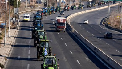 Фермери блокират пътища и гранични пунктове в Гърция