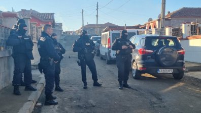Спецакция срещу група за измами в ромската махала в Карнобат