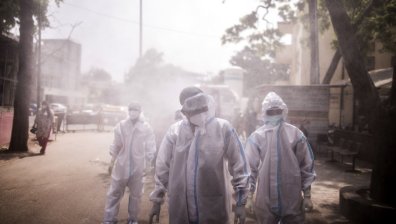 Индия затъва заради Ковид-19, пациенти умират в линейки и на паркинги