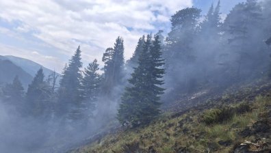 Рила продължава да гори, огънят стигна алпийската част, Ми-17 гаси