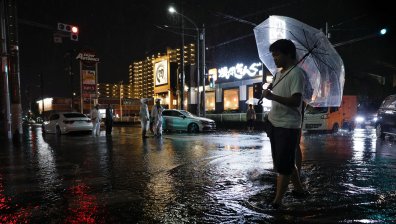 Мощни порои потопиха Япония: Хиляди пътници останаха блокирани на "Нарита" (СНИМКИ)