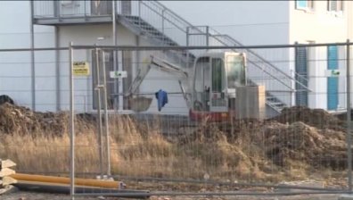 В Германия издигнаха 4-метрова стена срещу бежанците