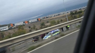 Жена и дете пострадаха, след като кола се обърна на Околовръстното на София