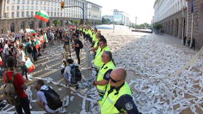 Пореден ден на протести, хвърляха тоалетна хартия по МС