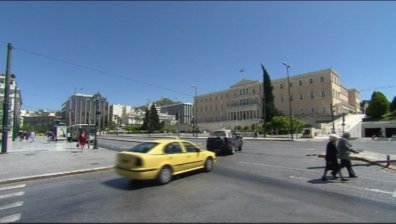 Притиснатите от кризата гърци се отказват от колите си