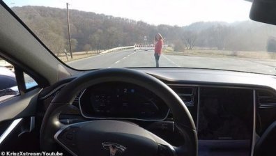 Влогър използва приятелката си, за да тества върху нея автопилота на Tesla
