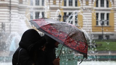 Времето днес: Дъждовна и облачна събота с гръмотевици