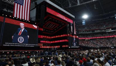 Чарли Кърк събра десетки хиляди американци в последния си земен път
