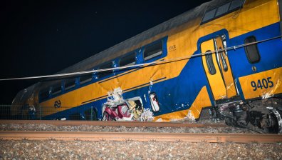 Загинал и десетки ранени при влакова катастрофа в Нидерландия