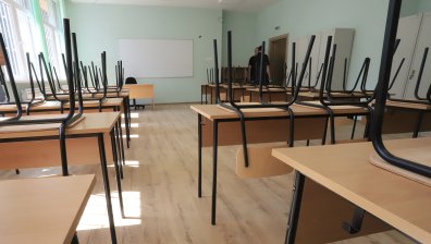 Учител по математика имал сексуална връзка с ученичка, задявал я от 13-годишна