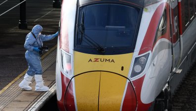 Мъж е заподозрян за нападението с нож във влак в Англия