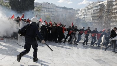 Масови протести в Атина след приемането оспорвания закон за частните университети