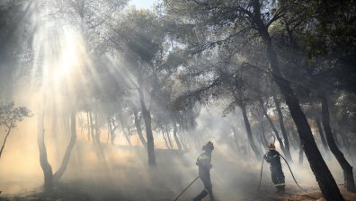 Огромен пожар бушува в Кавала, димът се вижда от Халкидики