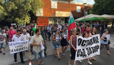 Протестите в страната продължават, с часове скандираха за оставка