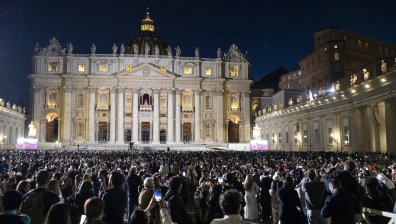 Последните двама папи бяха избрани на втория ден от конклава - светът очаква бял дим днес