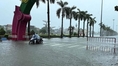 Евакуират над 150 000 домакинства във Виетнам заради приближаващия тайфун "Каджики"