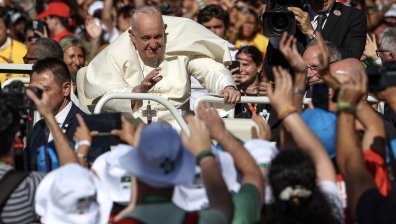 Лисабон посрещна папа Франциск като истинска рок звезда