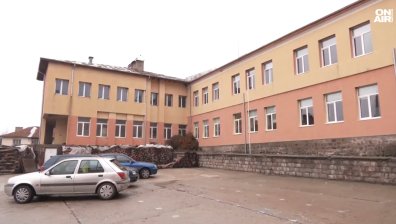 Нов директор и учител по английски в училището на самоубилия се Билгин