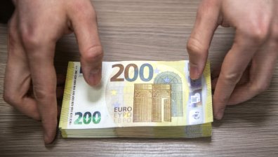 Еврото удари 20-годишно дъно, цените на газа достигнаха рекорден връх